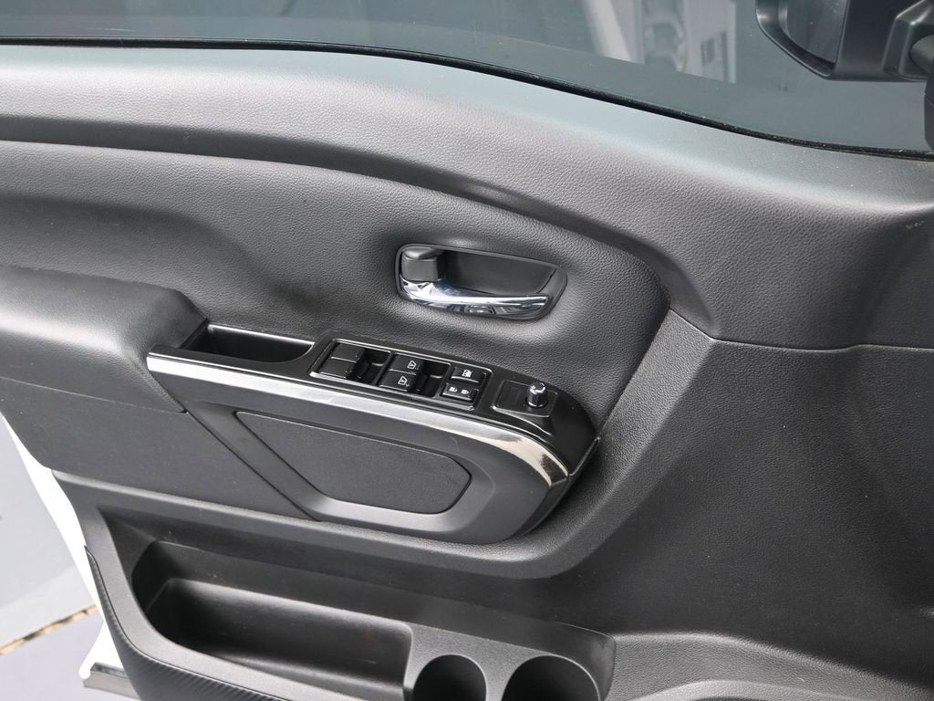 2023 Nissan Titan SV