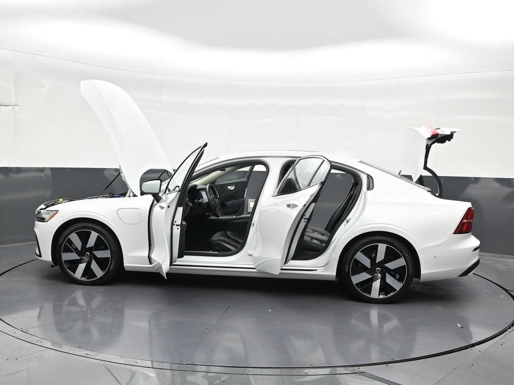 2024 Volvo S60 Recharge Plug-In Hybrid T8 Plus Dark Theme