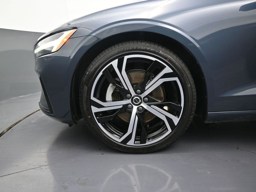 2023 Volvo S60 Core Dark Theme