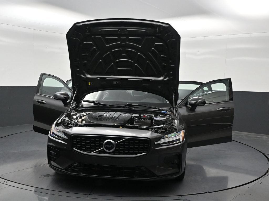 2024 Volvo S60 B5 Core Dark Theme