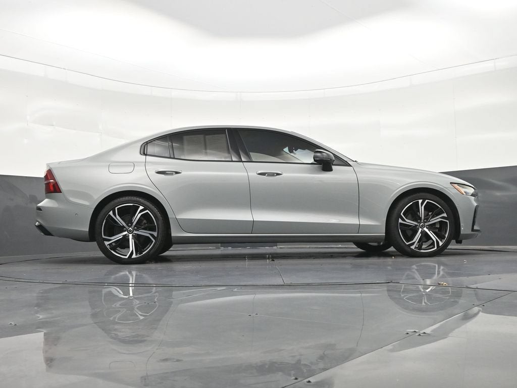 2024 Volvo S60 Plus Dark Theme