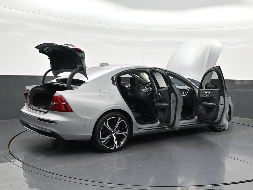 2024 Volvo S60 Plus Dark Theme