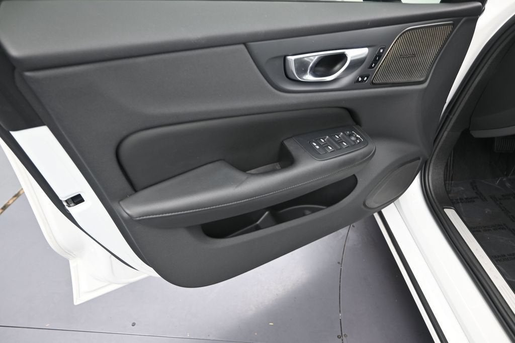 2024 Volvo S60 Plus Dark Theme