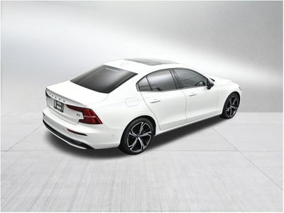 2024 Volvo S60 Plus Dark Theme