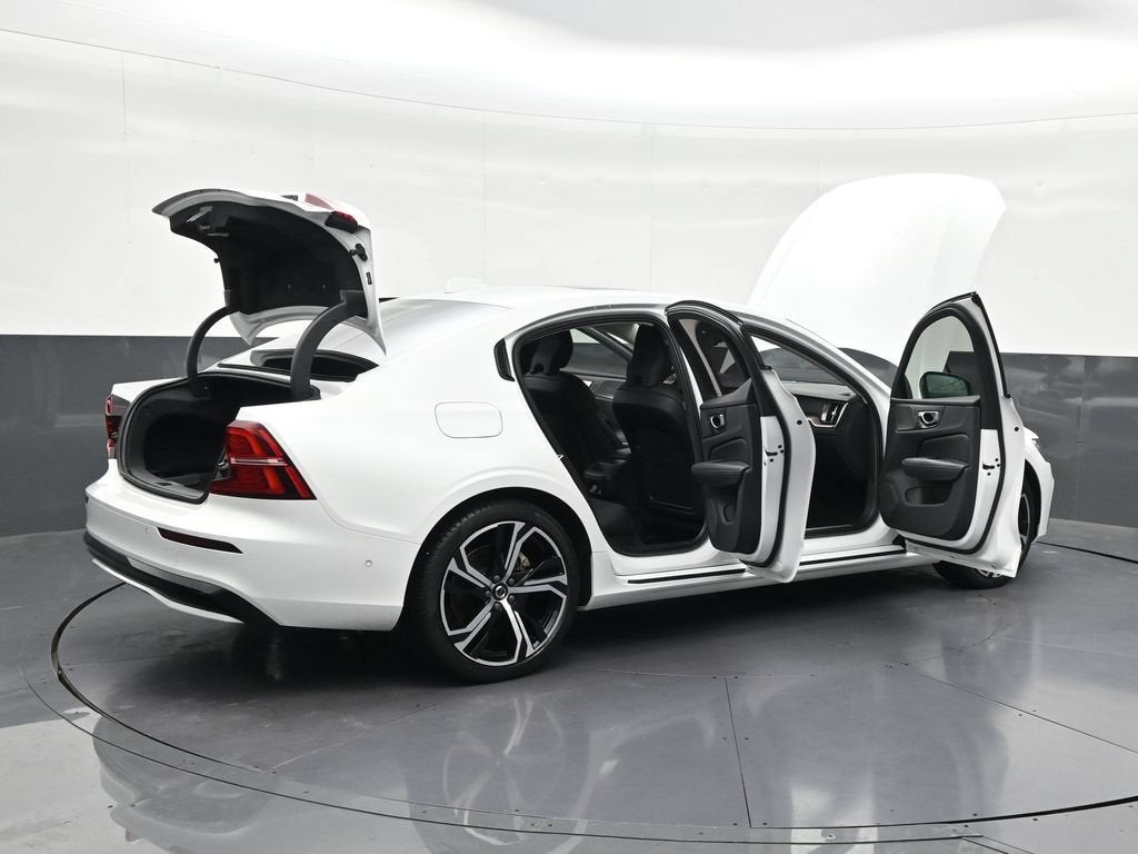 2024 Volvo S60 Plus Dark Theme