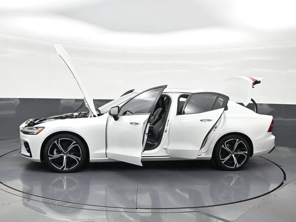 2024 Volvo S60 Plus Dark Theme