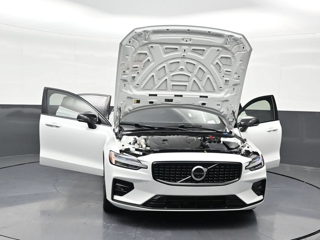 2024 Volvo S60 Plus Dark Theme