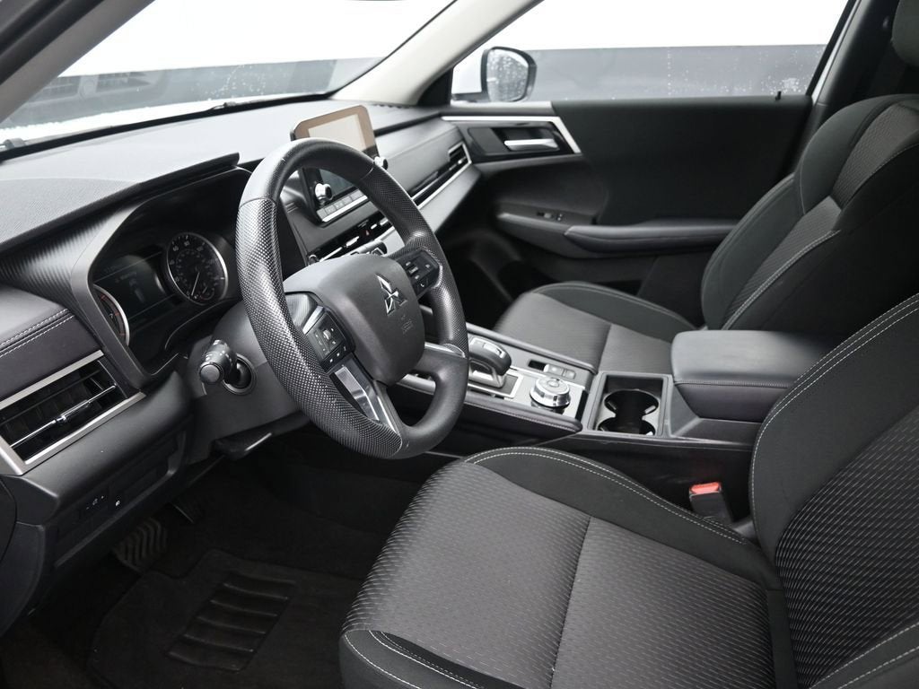 2024 Mitsubishi Outlander ES