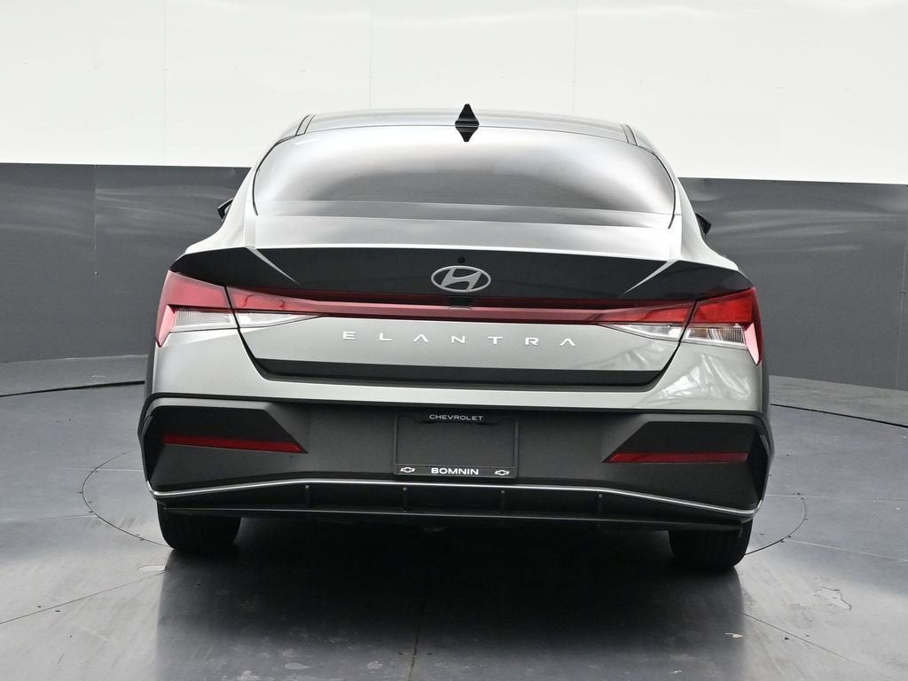 2025 Hyundai Elantra SE