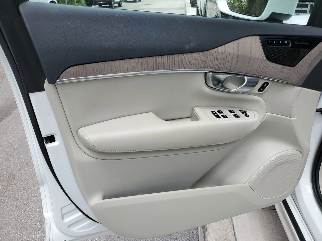 2024 Volvo XC90 Plus Bright Theme