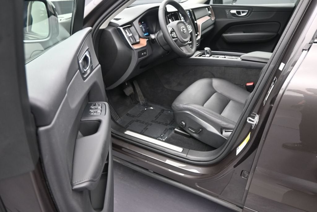 2024 Volvo XC60 Recharge Plug-In Hybrid T8 Plus Dark Theme