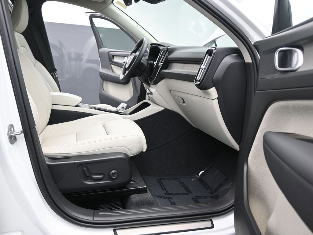 2023 Volvo XC40 Plus Bright Theme
