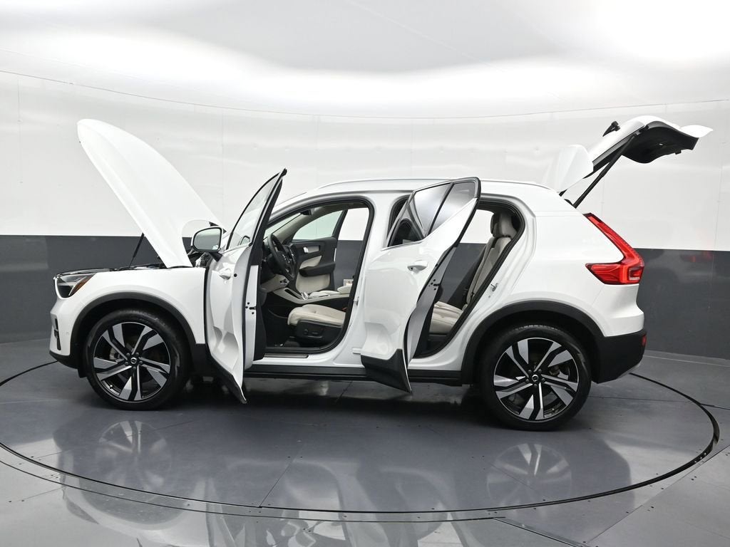 2023 Volvo XC40 Plus Bright Theme