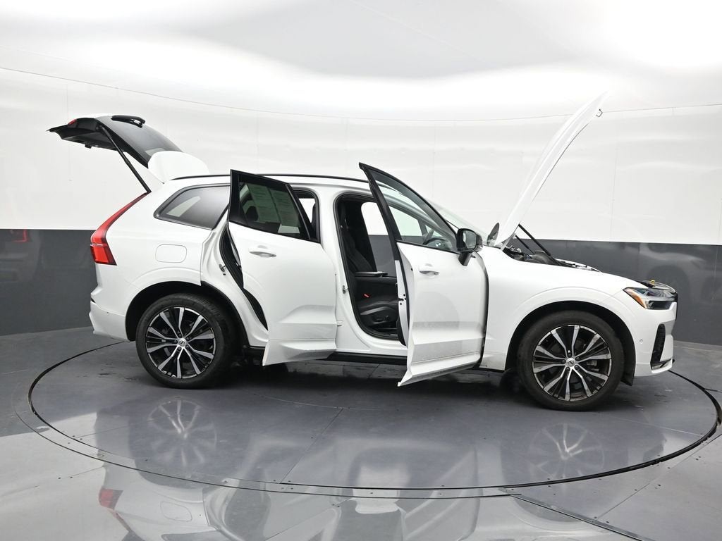 2023 Volvo XC60 Plus Dark Theme