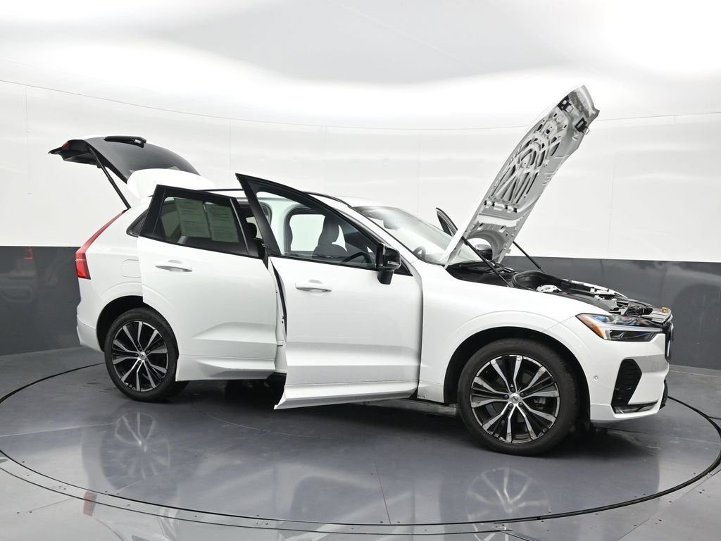 2023 Volvo XC60 Plus Dark Theme