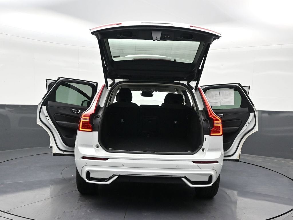 2023 Volvo XC60 Plus Dark Theme