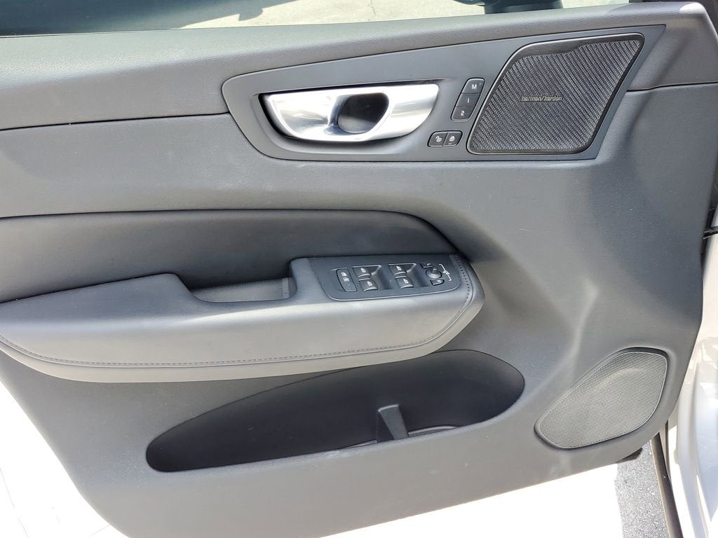 2023 Volvo XC60 Plus Dark Theme