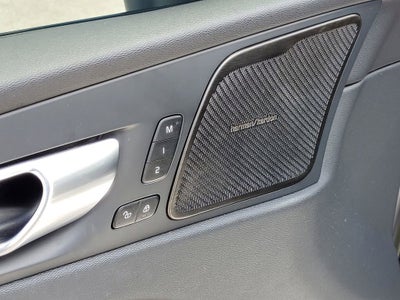 2023 Volvo XC60 Plus Dark Theme