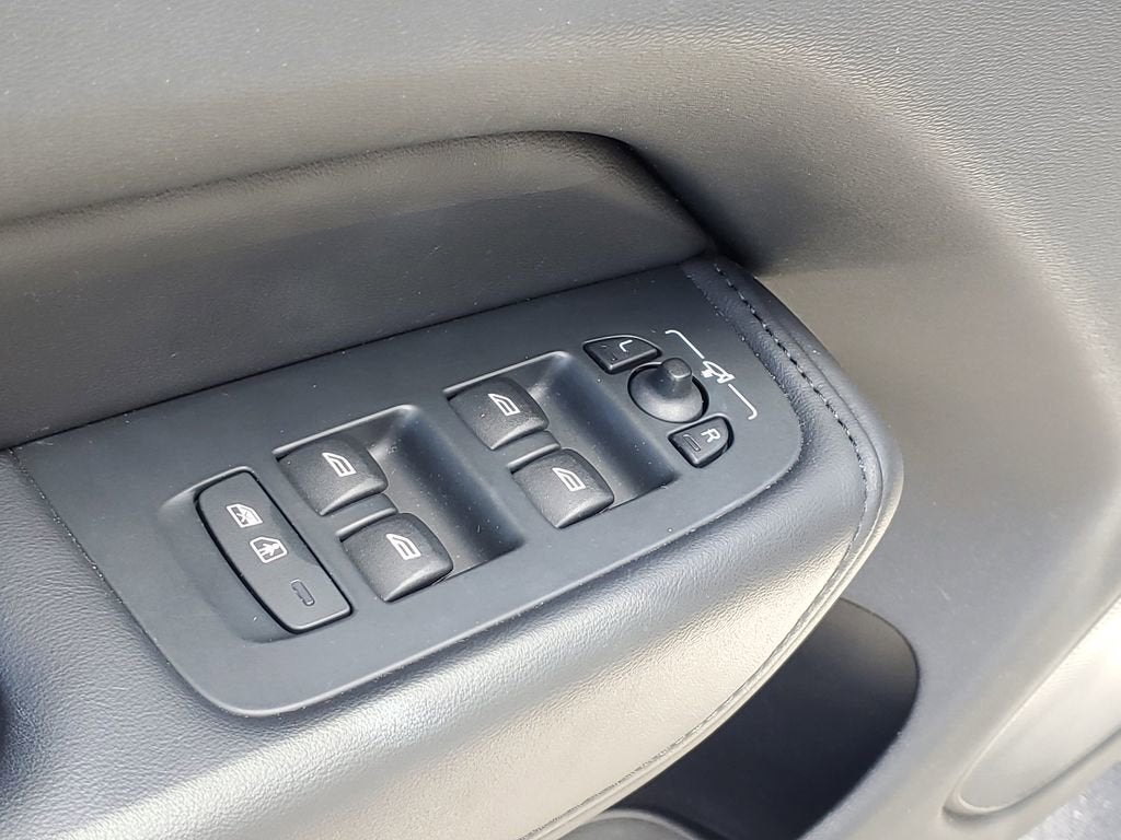 2023 Volvo XC60 Plus Dark Theme