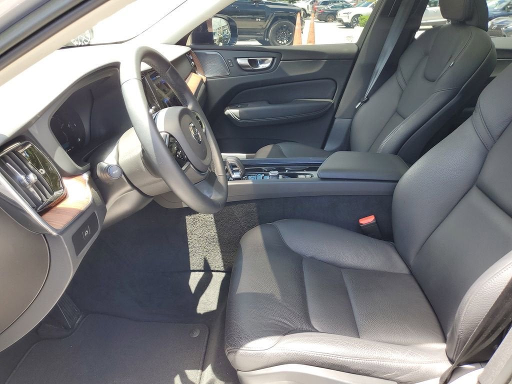 2023 Volvo XC60 Plus Dark Theme