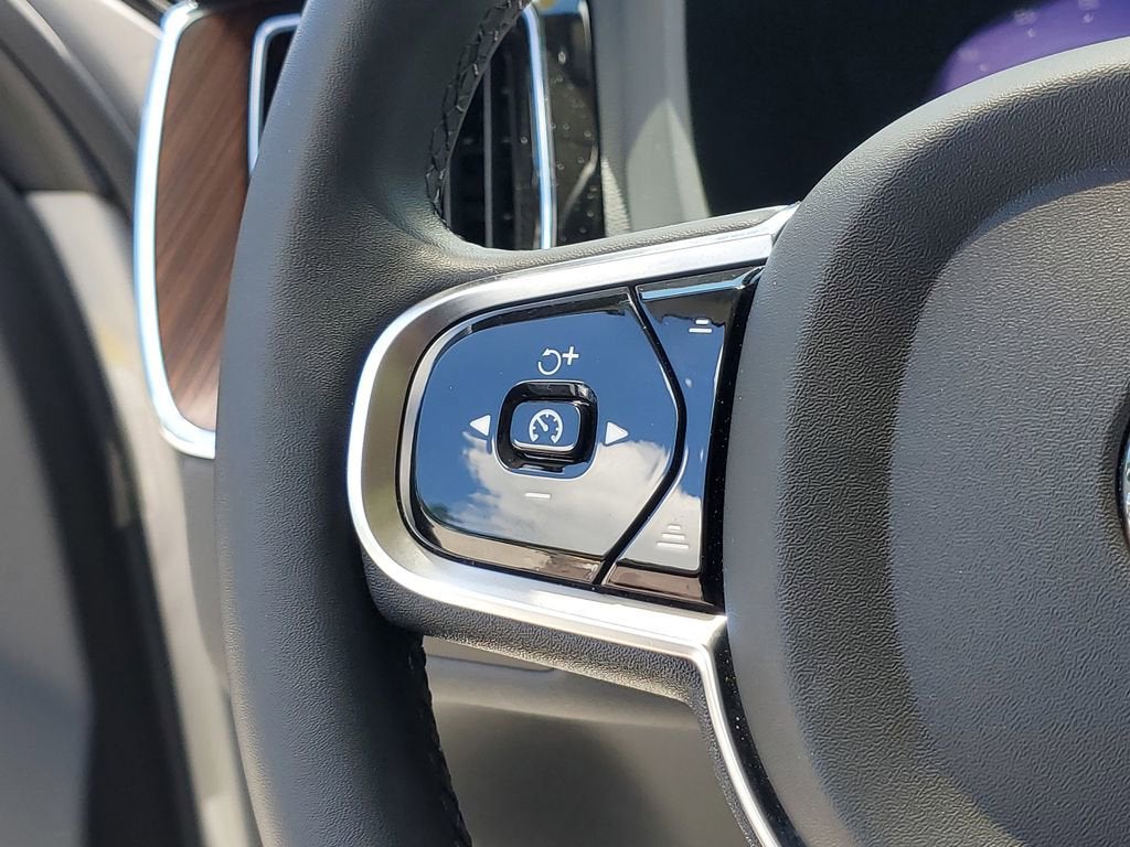 2023 Volvo XC60 Plus Dark Theme