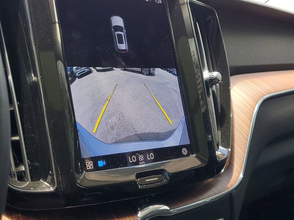 2023 Volvo XC60 Plus Dark Theme