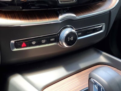 2023 Volvo XC60 Plus Dark Theme