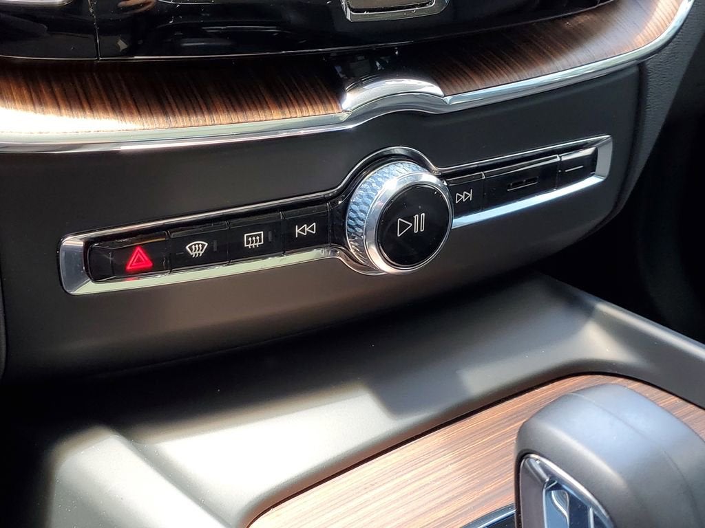 2023 Volvo XC60 Plus Dark Theme