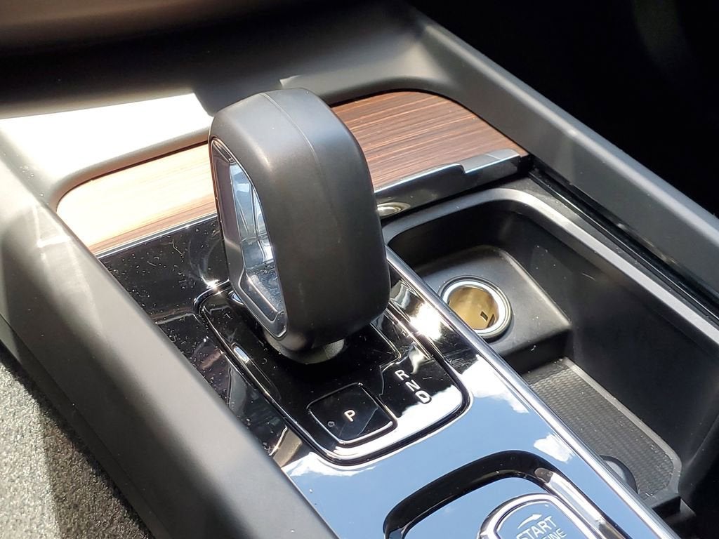 2023 Volvo XC60 Plus Dark Theme