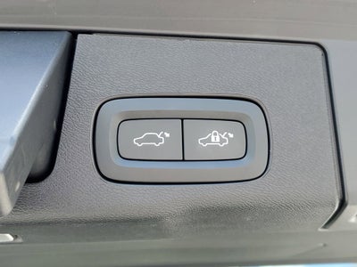 2023 Volvo XC60 Plus Dark Theme