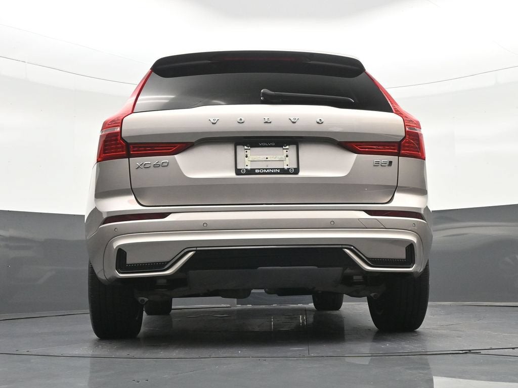 2024 Volvo XC60 Core Dark Theme