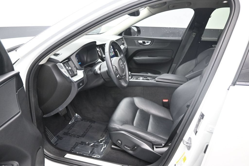 2024 Volvo XC60 Core Dark Theme