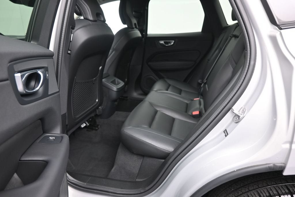 2024 Volvo XC60 B5 Core Dark Theme