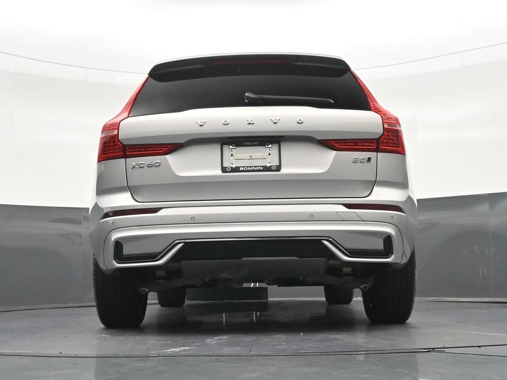2024 Volvo XC60 B5 Core Dark Theme