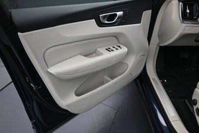 2024 Volvo XC60 B5 Core Dark Theme