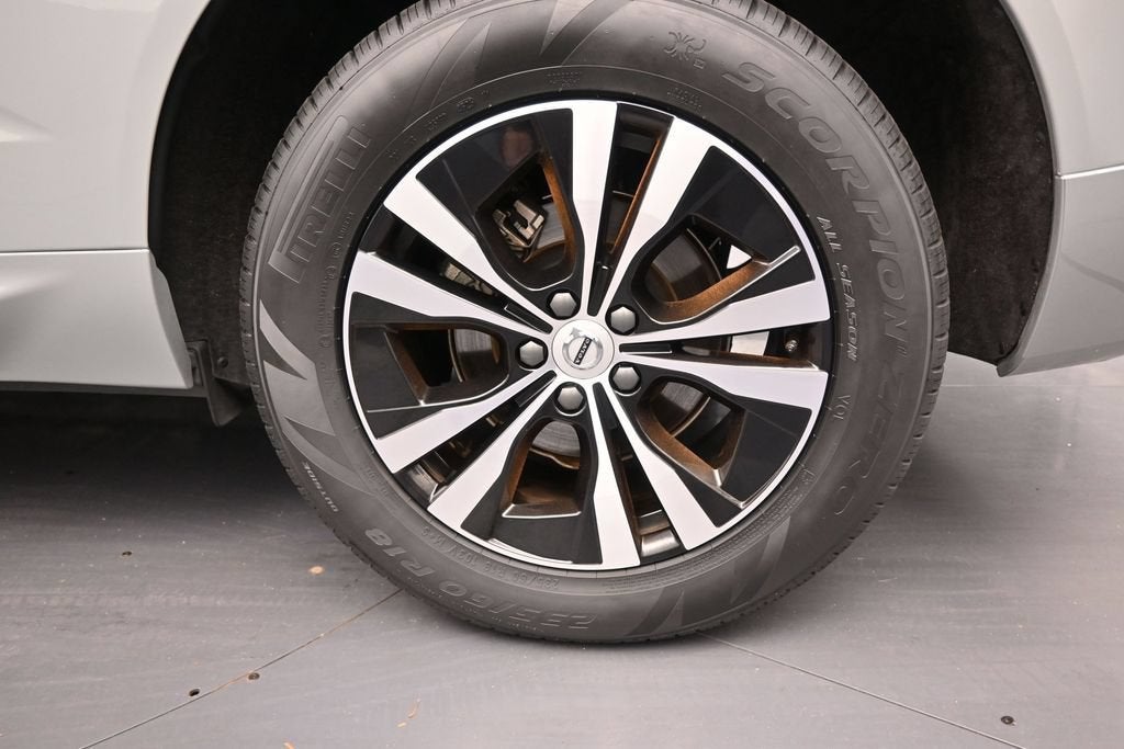 2024 Volvo XC60 B5 Core Dark Theme