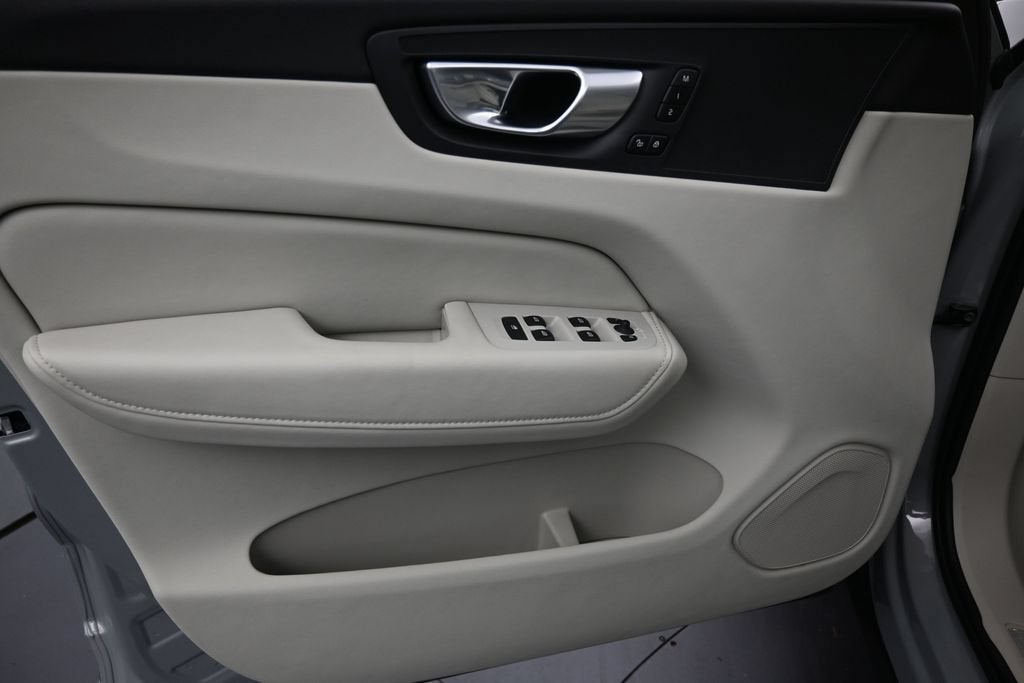 2024 Volvo XC60 B5 Core Dark Theme