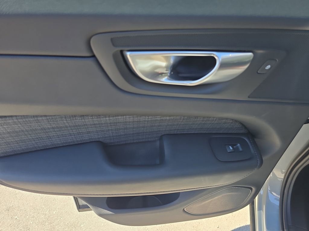 2024 Volvo XC60 Core Dark Theme