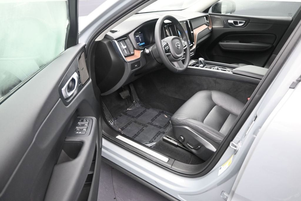 2024 Volvo XC60 Plus Dark Theme