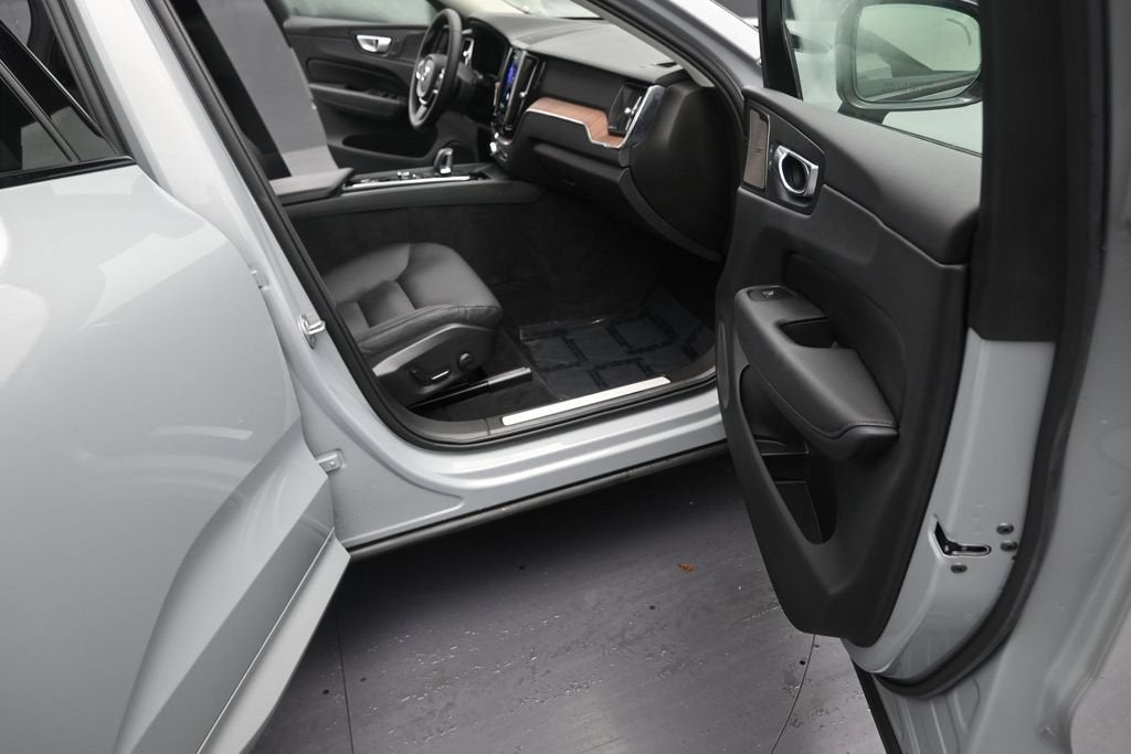 2024 Volvo XC60 Plus Dark Theme
