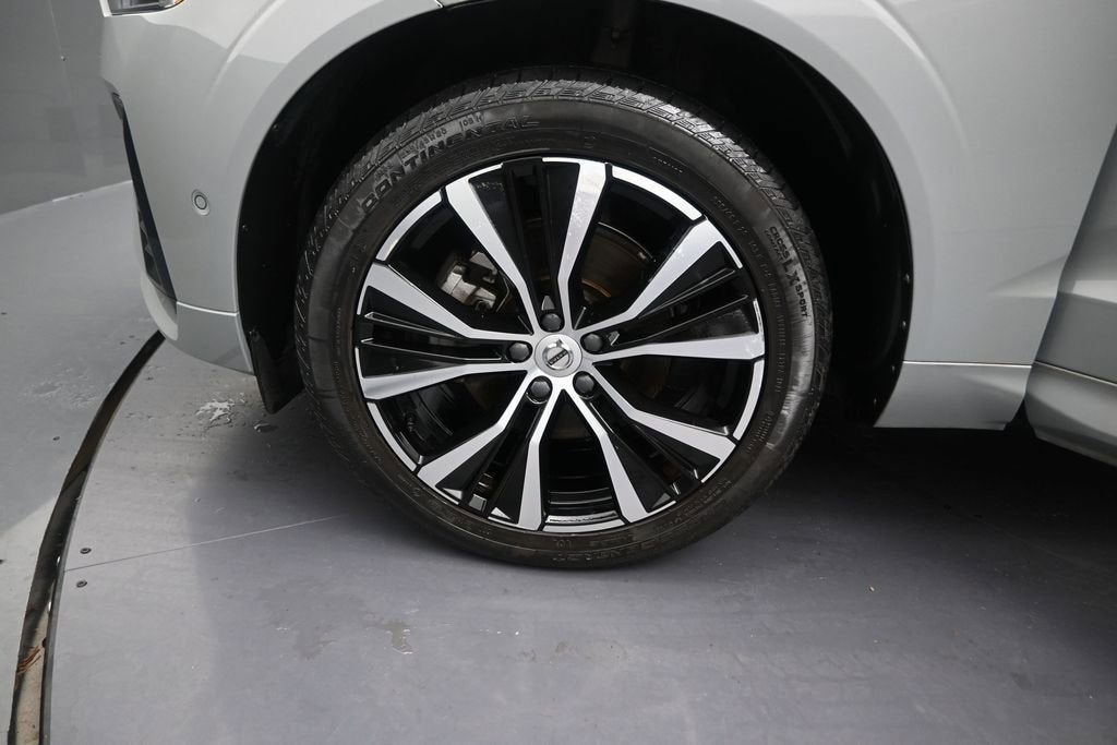 2024 Volvo XC60 Plus Dark Theme