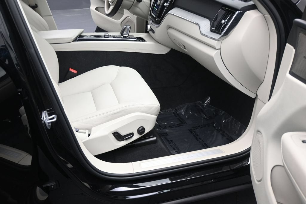 2024 Volvo XC60 B5 Plus Dark Theme
