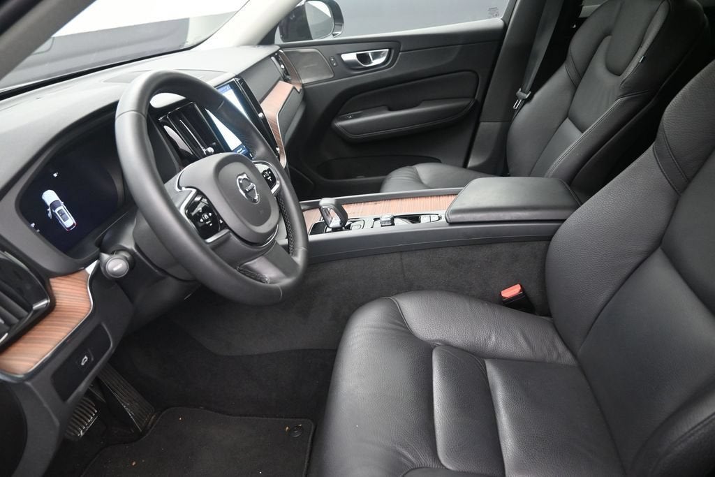 2024 Volvo XC60 B5 Plus Dark Theme