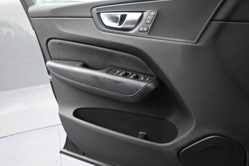 2024 Volvo XC60 Plus Dark Theme