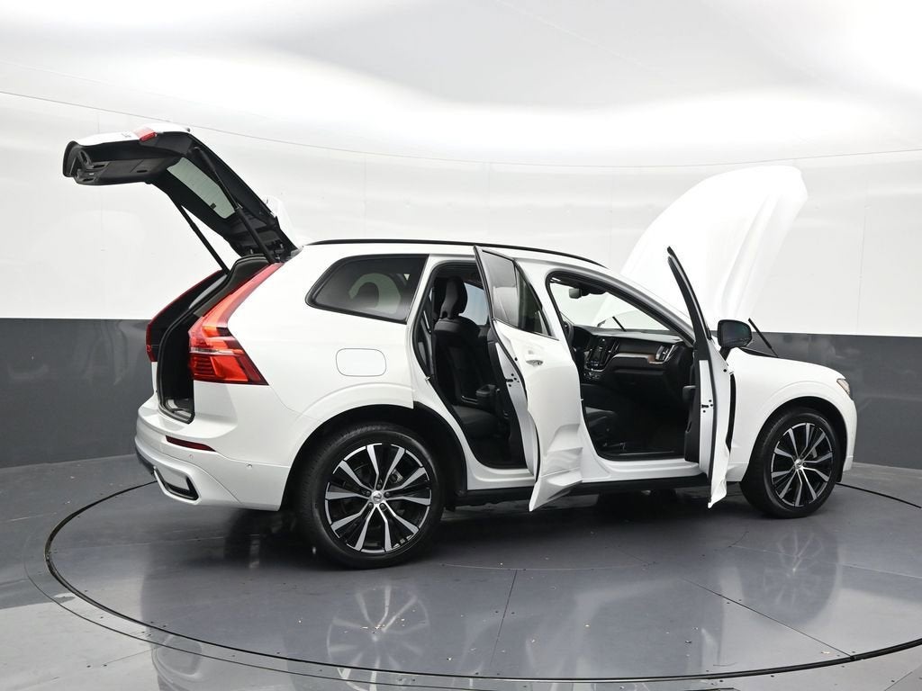 2024 Volvo XC60 Plus Dark Theme