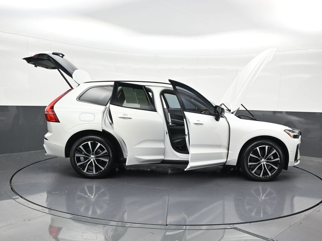 2024 Volvo XC60 Plus Dark Theme