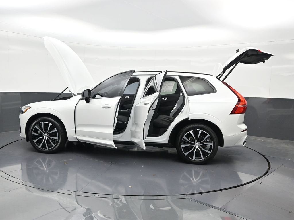 2024 Volvo XC60 Plus Dark Theme