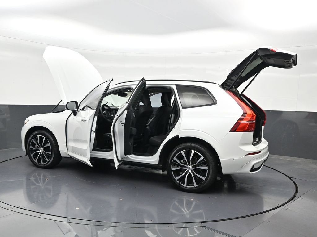 2024 Volvo XC60 Plus Dark Theme