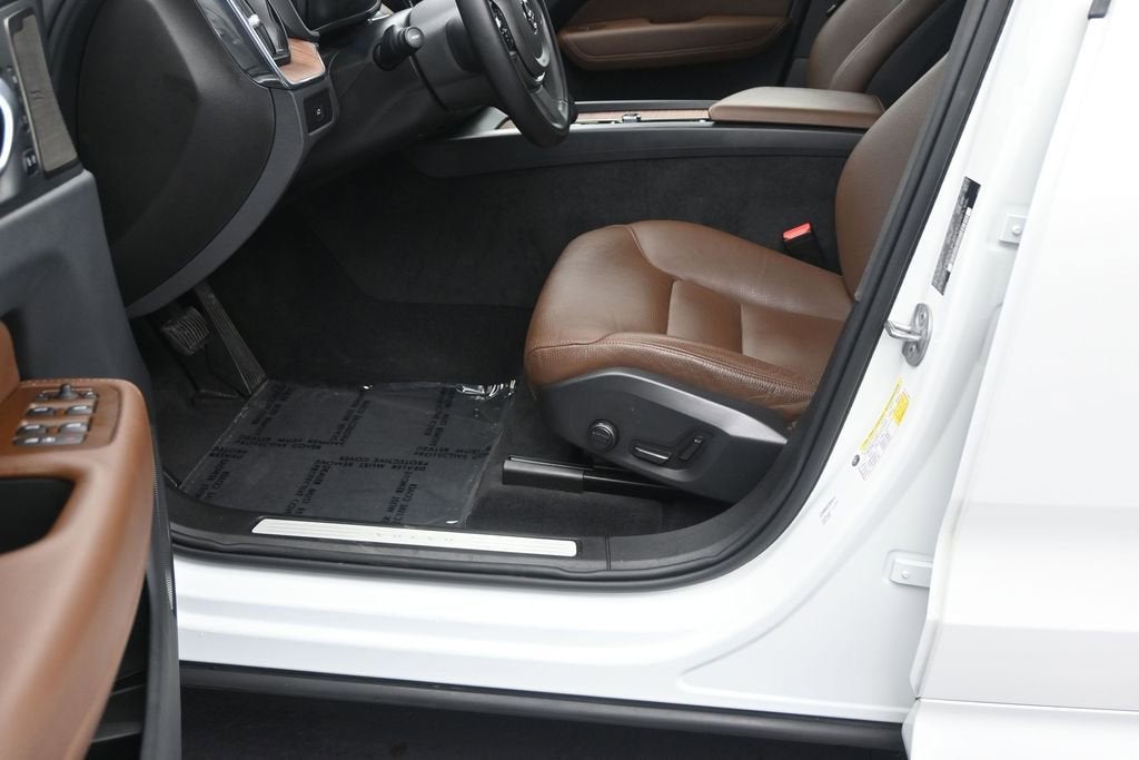 2024 Volvo XC60 Plus Dark Theme