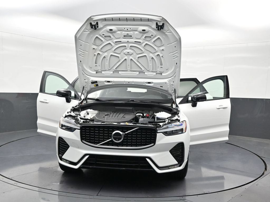 2024 Volvo XC60 Plus Dark Theme